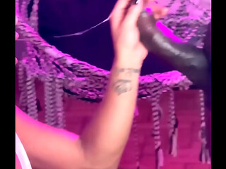 Essa morena hotwife quase n&atilde_o aguentou o pau enorme do neg&atilde_o e o corno assistiu tudo (VIDEO COMPLETO NO RED)