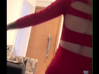 Putinha de vestido vermelho dan&ccedil_ando
