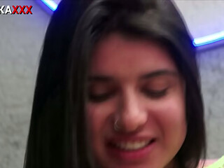Gatinha ga&uacute_cha Yasmin Muller sorrindo e fazendo anal - Trecho do filme Gang Bang EROTIKAXXX - Completo no RED