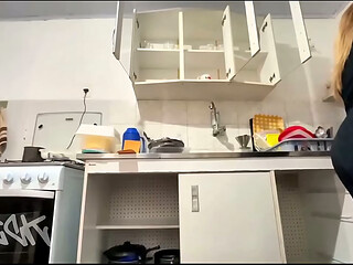 Esquci a chave de casa e a vizinha me chamou pra espera na casa dela olha oque aconteceu no tempo que fiquei l&aacute_..(VIDEO COMPLETO NO RED)