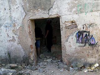 Couple fucks in an abandoned courtyard