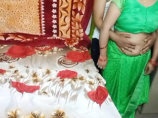 Indian beautiful bhabhi removed her saree.