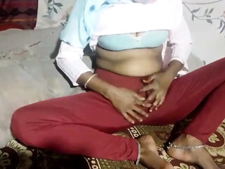 village bhabhi apne bur me botel dal liya