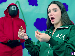 SQUID GAME - Victoria carmargo bsile rompe la galleta en el juego del calamar y es follada por su carnoso y rosado co&ntilde_o.