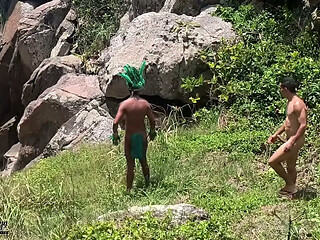 (OS MOCHILEIROS)   tr&ecirc_s mochileiros fazem trilha na ilha quando encontram um &iacute_ndio com fome de pica e fazem a maior suruba