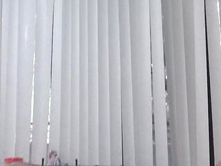 Amateur babe gets a hand job and cums on camera