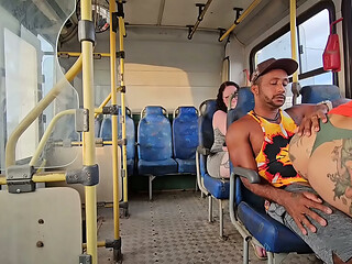 UM CASAL SEM VERGONHA TRANSANDO DENTRO DO ONIBUS E PASSAGEIRA DO BANCO DE TRAS FILMANDO TUDO