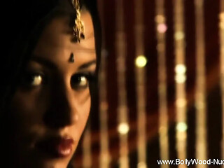 Indian beauty shows off her exotic midriff