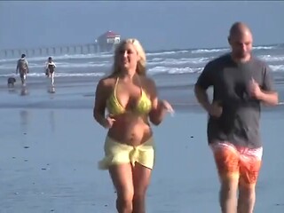 Blonde girlfriend Dayna Vendetta gives a good blowjob on the knees