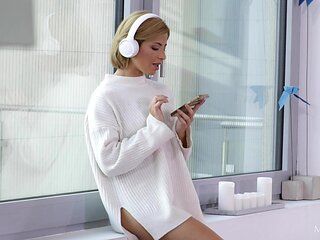 Blu Chanelle Mesmerizes in Solo Blonde Passion Heat