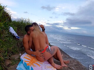 Flagrante homem transando com loira gostosa na praia itanhaem
