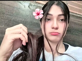 Chica joven saltando y mostrando sus grandes Tetas