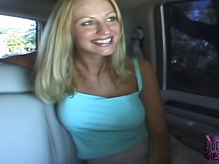 Blonde Smokeshow Flashes Tampa