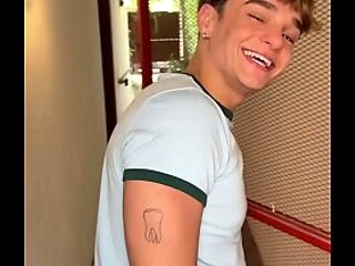 GRINGO DOTADO LEITANDO RABO DE TWINK