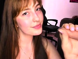 Amateur webcam babe showing her sexual goods