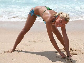 Bikini hottie Sophie Moone shows off her naked boobs at the beach