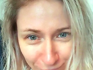 amateur blonde solo webcam