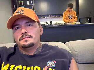 A mis visitas les doy la mejor atenci&oacute_n, les invito chelas, agua, chupada de verga y tambi&eacute_n les meto mi palanca de cambios por el culo