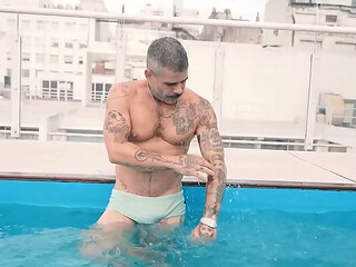 BRASILE&Ntilde_O XL ME ENCUENTRA EN LA PISCINA Y ME LLEVA A SU CAMA PARA FOLLARME CON SU INCRE&Iacute_BLE VERGA GORDA