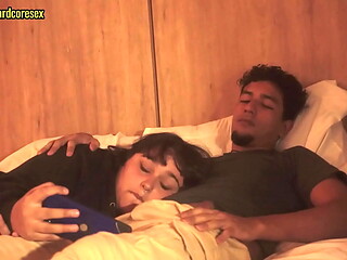 Viendo Netflix con mi hermanastra y se acosto en mi regazo para que le metiera el pene en la boca