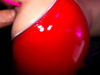 Hot amateur babe toys her orgasmic pussy