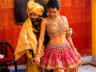 Raja apni sauteli beti ke sath dance ka enjoy karte karte choda