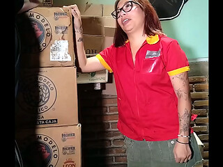 Empleada del Oxxo cogida en la bodega a cambio de un permiso