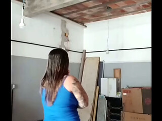 Patroa usa roupas provocantes perto do pedreiro e fica se oferecendo