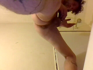 Peeing Giantess