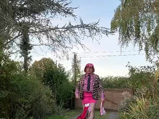 Dressed in a form-fitting little pink skirt for an evening out