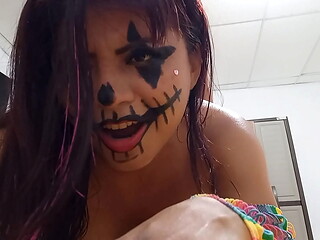 EL AFORTUNADO HERMANASTRO RECIBE A SU HERMANASTRA VESTIDA DE TRAJE EXOTICO EN HALLOWEEN, LUEGO ELLA LE PROPONE COSAS INDECENTES ANTES DE IR A LA FIESTA. PORNO REAL AGITADO Y CON GEMIDOS REALES. SEXO APASIONADO REAL