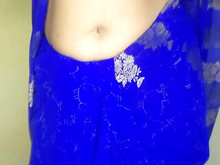 Desi Bhabi Hot Looks