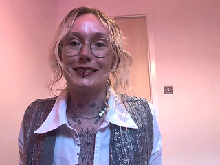 Sexy Realtor Desperate to Make the Sale