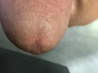 In the bathroom, there was a cock that was getting an erection, only knowing how to endure it, not having to do it