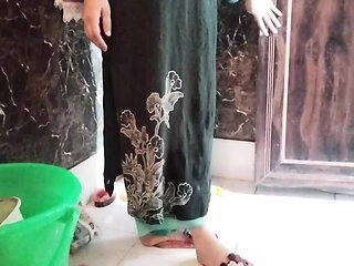 Muslim girl ko paise dekar bathroom me jabar dasti choda