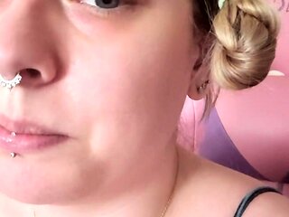 amateur blonde solo webcam