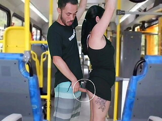 Velho escroto da encoxada e se masturba at&eacute_ gozar na morena dentro do &ocirc_nibus