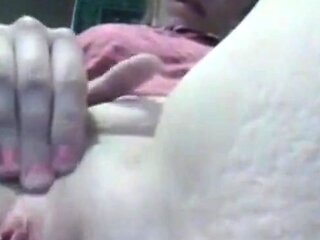 Wet Pussy Rubbing Amateur Squirts on Webcam