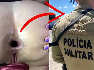 Neg&atilde_o arromba a mulher do policial enquanto ela fala com o corno