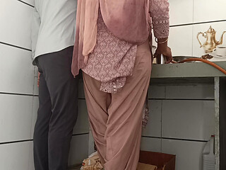Rasoi mein bhabhi ji ke sath masti