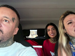 Chamamos uma moto boy do food no seu hor&aacute_rio de trabalho pra foder gostoso dentro do nosso carro pra n&oacute_s gozar gostoso nela!