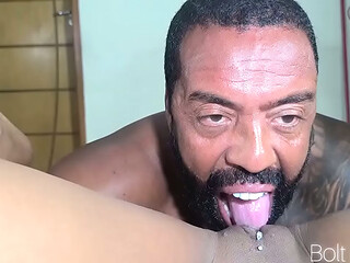 novinha gostou tanto de fazer faxina pelada que voltou na casa do patr&atilde_o s&oacute_ para receber rola .
