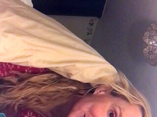 StripCamFun Blonde Amateur MILF Webcam for You