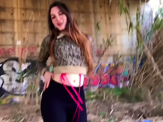 modelo morena bonita se desnuda first time
