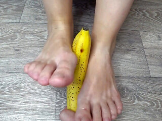 Babe with nice legs, crush a banana with her feet, perfect footjob ending