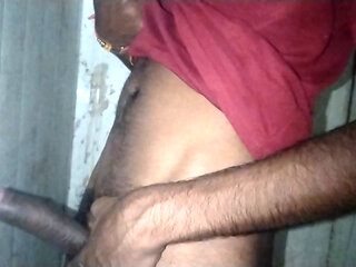 Lal t-shirt pahankar bathroom ke andar master vate karta hun