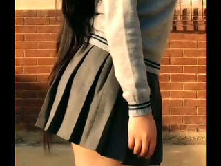 TIENE 19 A&Ntilde_OS Y MUEVE BIEN EL CULO, PUEDES VERLA AHORA ENTREGANDO ESAS NALGAS, MIRA SUS VIDEOS EN MI CANAL