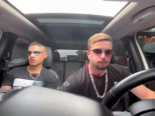 Peguei uma carona com um amigo e ele acabou me comendo no carro e gozando na minha cara. - Free