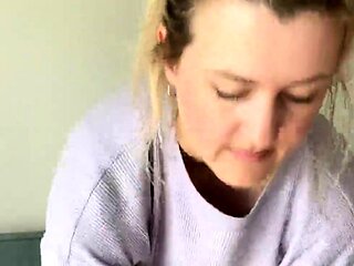 amateur blonde solo webcam