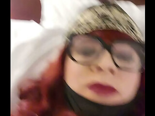 Travesti con cola de zorra en el culo